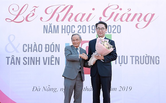 AHNL-NGƯT Lê Công Cơ tặng hoa chúc mừng GS.TS. Lim Sang Taek nhận giải thưởng của Tổng thống Hàn Quốc