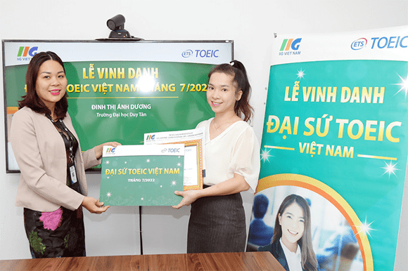 Cán bộ ĐH Duy Tân được trao danh hiệu “Đại sứ TOEIC Việt Nam” khu vực miền Trung